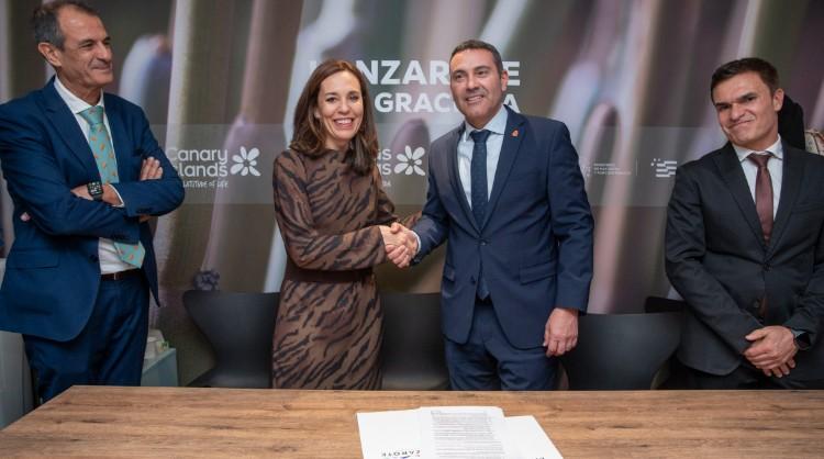 Firma del convenio para incorporar la web de Lanzarote a holaislascanarias.com